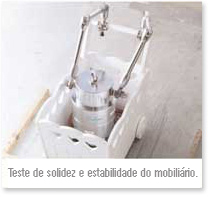 Teste de solidez e estabilidade do mobili&aacute;rio