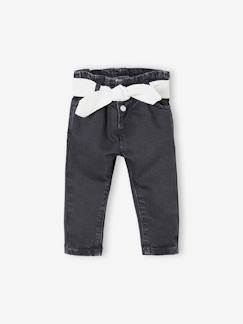 Jeans com cinto em bordado inglês, para bebé