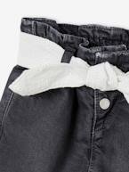 Jeans com cinto em bordado inglês, para bebé  