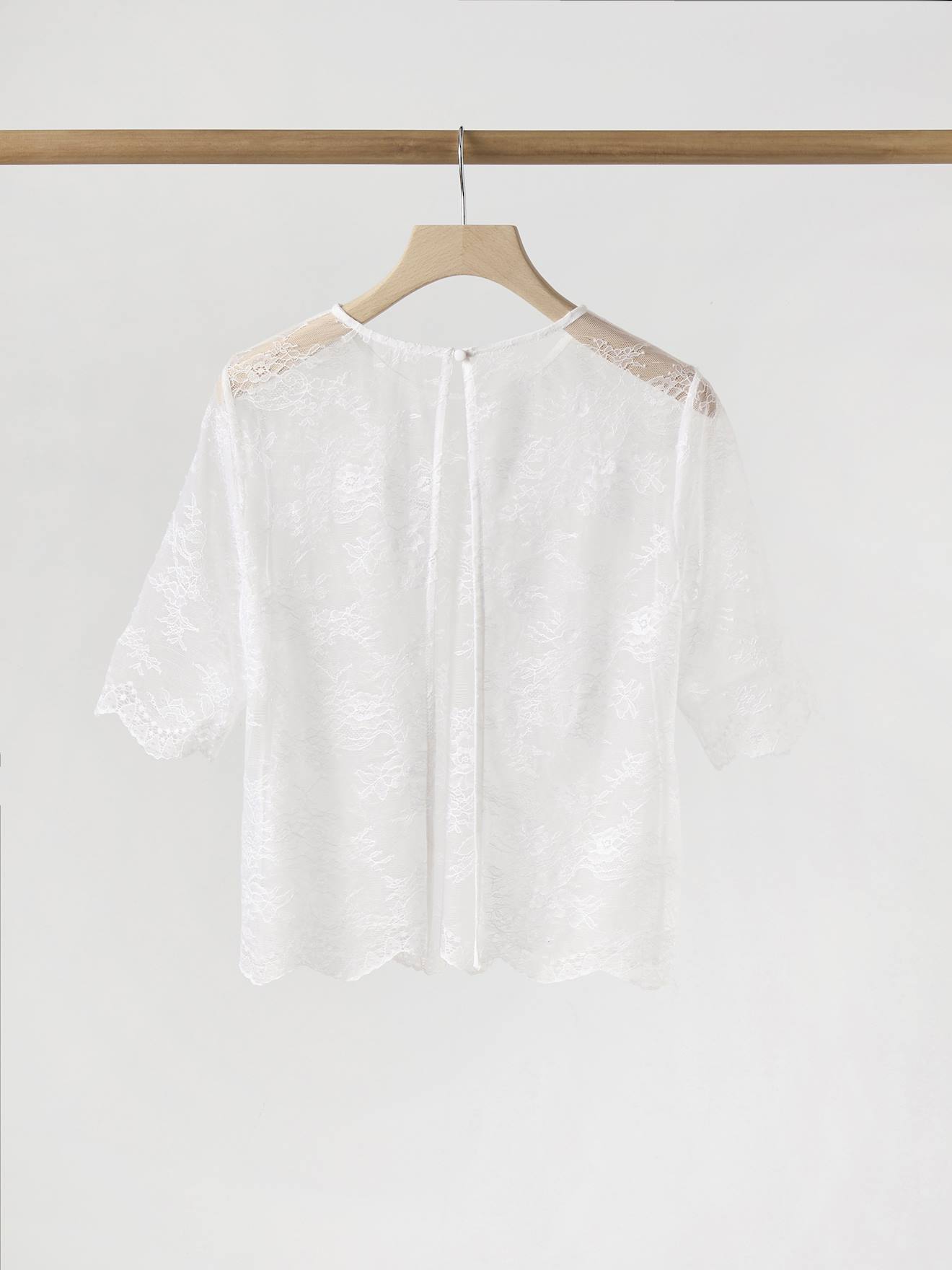 Blusa em renda delicada, coleção cápsula casamento, da ENVIE DE FRAISE cru