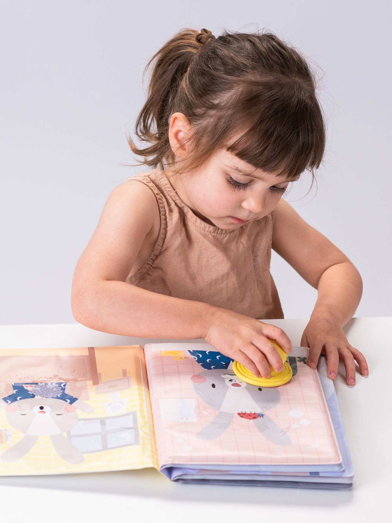 Livro de +agua mágico  multicolor