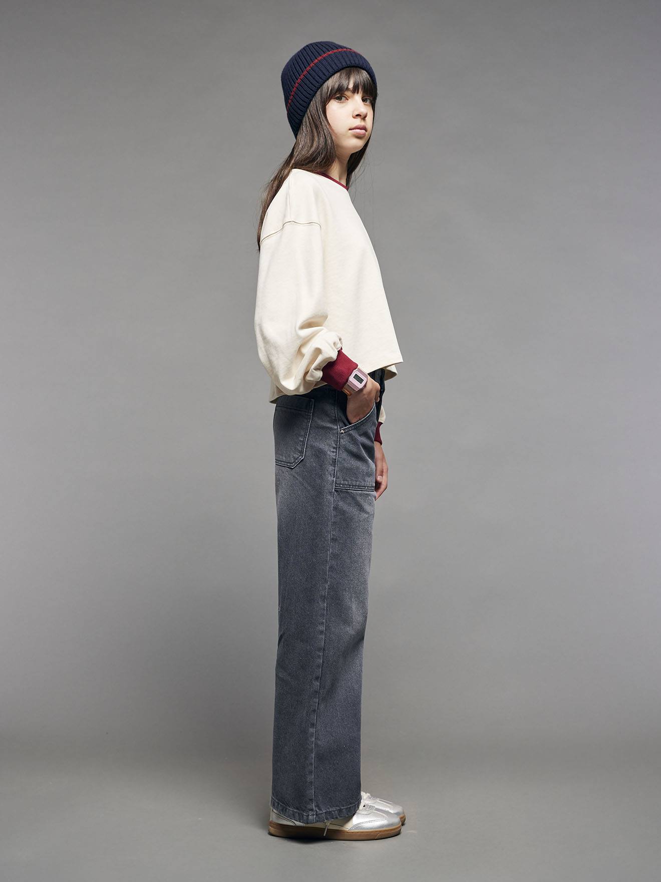 Jeans largos com bolsos à carpinteiro para menina JONEN.  ganga cinzenta
