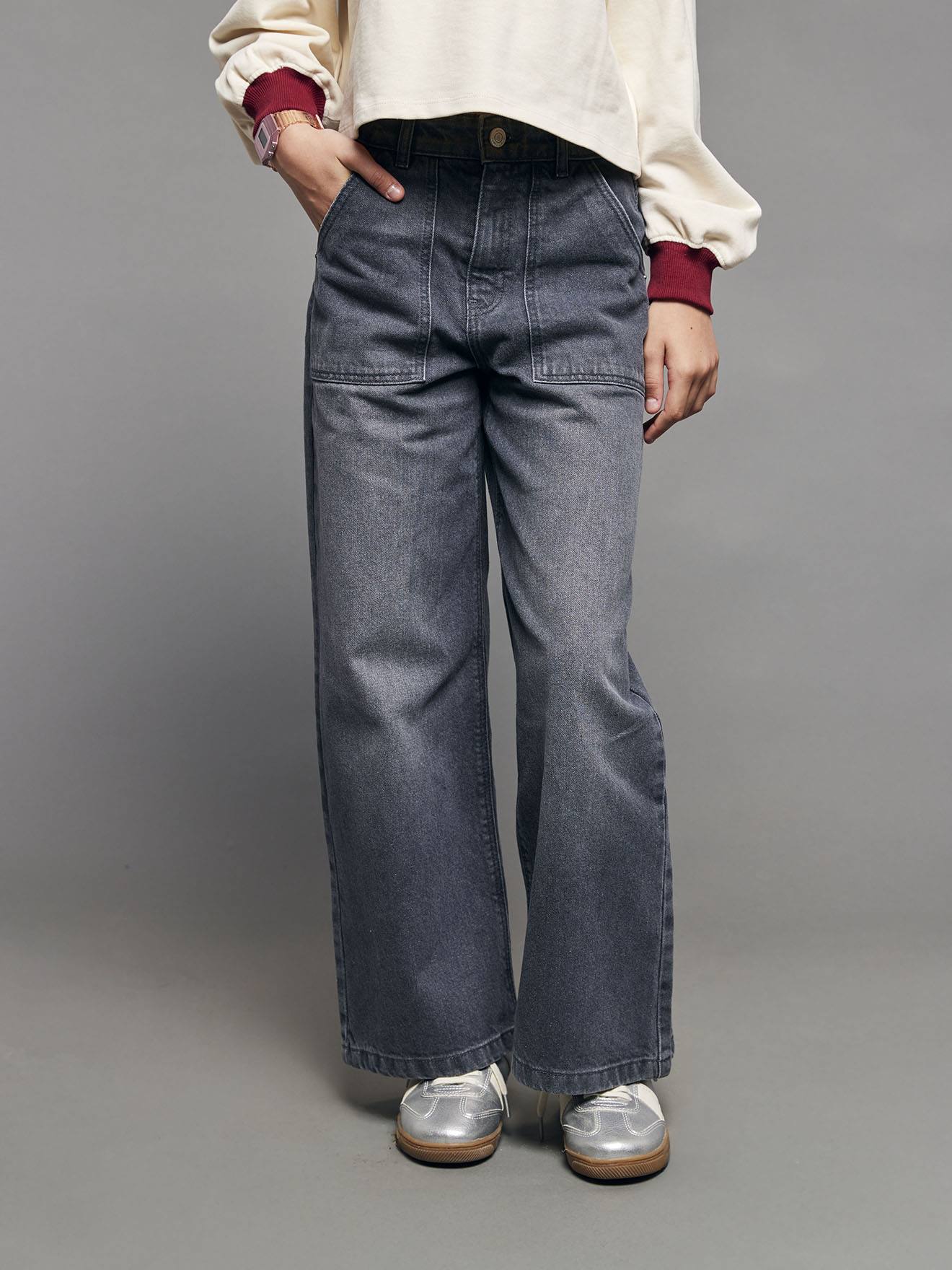Jeans largos com bolsos à carpinteiro para menina JONEN.  ganga cinzenta
