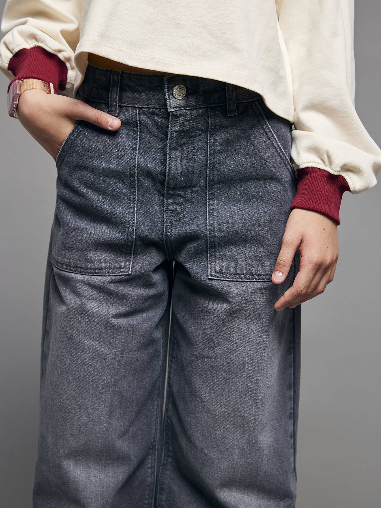 Jeans largos com bolsos à carpinteiro para menina JONEN.  ganga cinzenta